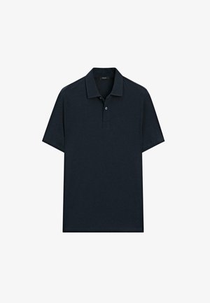 Polo shirt blu scuro realizzato in tessuto morbido, con collo classico, patta con tre bottoni e maniche corte. Senza motivi o accenti.