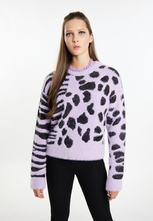 Flauschiger, pastelllila Pullover mit schwarzen Tierdruckmustern. Verfügt über lange Ärmel und einen Rundhalsausschnitt. Kombiniert mit schwarzen Hosen.