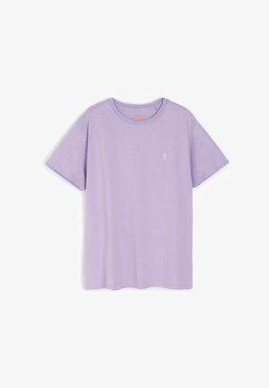 Fioletowa bawełniana koszulka z okrągłym dekoltem, krótkimi rękawami i małym białym haftowanym logo na piersi. Miękka tekstura, luźny krój.