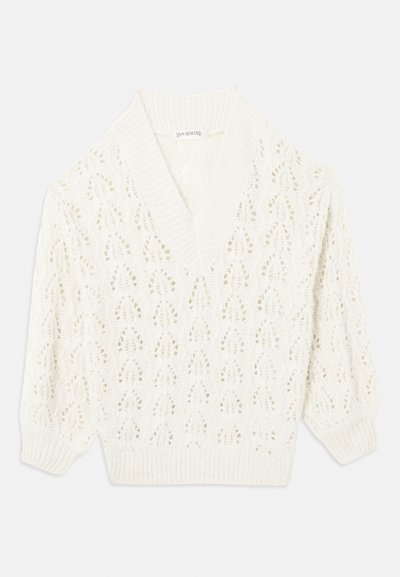 Valge kootud sviiter sügava V-kaelusega ja õhulise mustriga, millel on soonikulehed ja -äär.