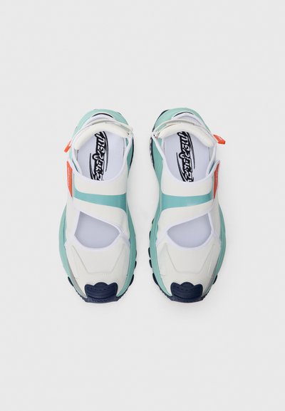 Lätta sneakers i en mintgrön, vit och marinblå färgschema. Har korsremsor, andningsbar mesh och texturerade sulor.