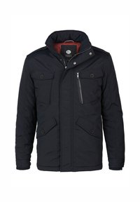 Giacca imbottita blu navy con colletto alto, quattro tasche frontali, chiusura con zip e polsini a coste. L'interno presenta un rivestimento rosso a contrasto.