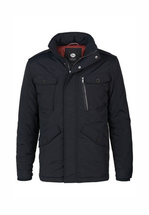 Giacca imbottita blu navy con colletto alto, quattro tasche frontali, chiusura con zip e polsini a coste. L'interno presenta un rivestimento rosso a contrasto.