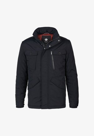 Granatowa kurtka ocieplana z wysokim kołnierzem, czterema przednimi kieszeniami, zapięciem na zamek oraz prążkowanymi mankietami. Wnętrze wykończone jest kontrastową czerwoną podszewką.