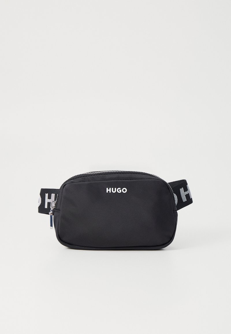 Sac banane rectangulaire noir avec une fermeture éclair frontale et une sangle de marque affichant le mot "HUGO" en lettres blanches.