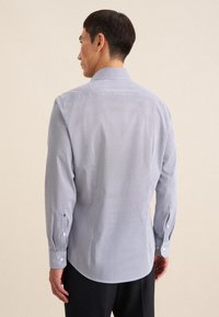 Blauw gestreepte shirt met een geometrisch ontwerp, lange mouwen, een spread collar en knoopmanchetten; gemaakt van een lichte stof.