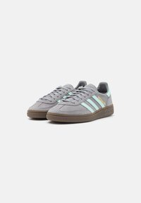 adidas Originals HANDBALL SPEZIAL UNISEX - Sneakers - grey three/clear mint