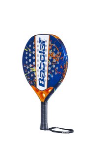 Babolat paddle med en rund blå overflade, hvide accenter og orange detaljer. Den har et tekstureret greb og en perforeret overflade for forbedret spil.