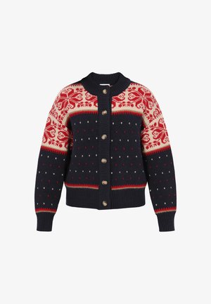 Cardigan lavorato a maglia con corpo blu navy, motivo fair isle rosso e crema sulle spalle, colletto e polsini a coste, e cinque bottoni scuri sul davanti.
