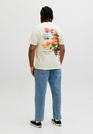 PLUS SIZE - Trükipildiga T-särk - antique white