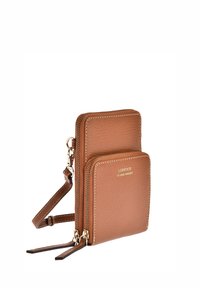 Portefeuille en cuir marron avec une finition texturée, comportant deux compartiments zippés, des accents en matériel doré et une sangle amovible.