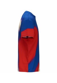 Camiseta de manga corta con un diseño en degradado rojo y azul, hecha de una tela suave, con cuello redondo clásico y un corte relajado.