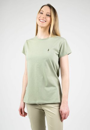 Hellgrünes Baumwoll-T-Shirt mit kurzen Ärmeln, das ein kleines Baumemblem auf der linken Brust hat; Rundhalsausschnitt, weiche Textur, lockere Passform.
