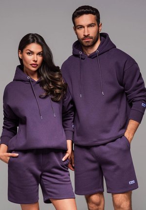 Lila Baumwollhoodies mit Kordeln, gerippten Bündchen und Kängurutaschen, kombiniert mit passenden Shorts. Der Stoff ist glatt und lässig.