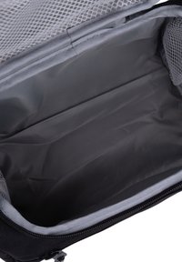 Schwarze Taschenauskleidung mit glattem, grauem Futter. Verfügt über Netzfächer entlang der oberen Kante, die organisierte Aufbewahrungsmöglichkeiten bieten. Reißverschlussverschluss.