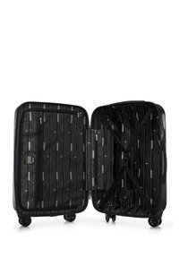 Harde zwarte koffer met een gemarmerde binnenkant; beschikt over ritscompartimenten, kruisbanden en vier wielen voor mobiliteit.