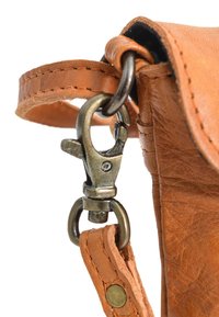 Alle Umhängetasche cognac leder im Blick