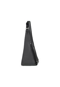Borsa a tracolla nera in pelle con forma triangolare, texture liscia e una lunga tracolla regolabile. Presenta una tasca laterale con zip.