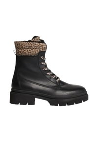 Bottines en cuir noir avec un col en fausse fourrure à imprimé léopard, dotées d'un matériel de laçage métallique et d'une semelle épaisse texturée.