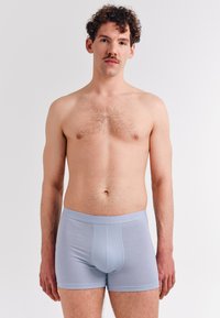 Helle blaue Baumwollboxershorts mit engem Sitz. Verfügt über einen weichen Bund und eine glatte Textur, die ein schlichtes Design zeigt.