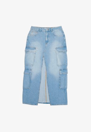Lichtblauwe denim cargorok met een centrale split, twee zijzakken en twee grote opgestikte zakken aan elke kant, met een ritssluiting en knoopsluiting.
