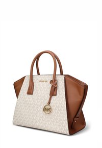 Sac à main structuré en cuir beige et crème avec accents en cuir. Présente un motif logo sur toute la surface et un bijou logo circulaire doré. Poignées doubles.
