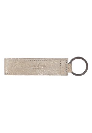 Beiger glitzernder rechteckiger Leder-Schlüsselanhänger mit einem Metallring an der rechten Seite und subtil eingeprägtem Branding in der Mitte.