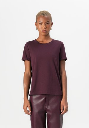 Mauve bomull T-skjorte med rund hals, korte rullede ermer og en avslappet passform, kombinert med burgunder faux skinnbukser.