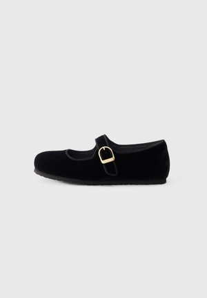 Scarpa flat Mary Jane in velluto nero con punta rotonda, adornata da una singola fascia con fibbia dorata, texture morbida e suola in gomma piatta.