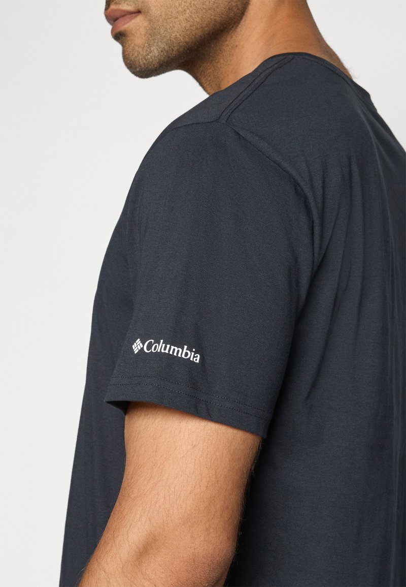 Donker marineblauwe T-shirt met korte mouwen van zacht katoen, voorzien van een wit Columbia-logo op de linker mouw.