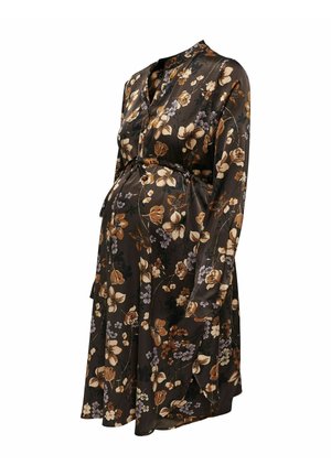 Sort satin graviditetskjole med lange ærmer, blomstermønster i brune og beige toner og et bælte med bindebånd ved taljen.