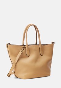Tan läder tote väska med två rundade handtag, ett avtagbart axelband och en texturerad yta. Har en öppen design och diskret branding.