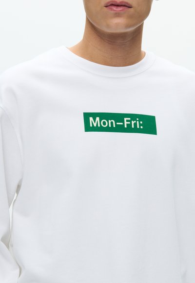 Λευκό φούτερ με πράσινο ορθογώνιο γραφικό και το κείμενο «Δευ-Παρ:» σε λευκό. Μαλακό ύφασμα και άνετη εφαρμογή.