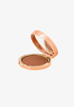 Compacte make-up poeder in een ronde perzikkleurige verpakking met een ingebouwde spiegel, met medium bruine geperste poeder binnenin.