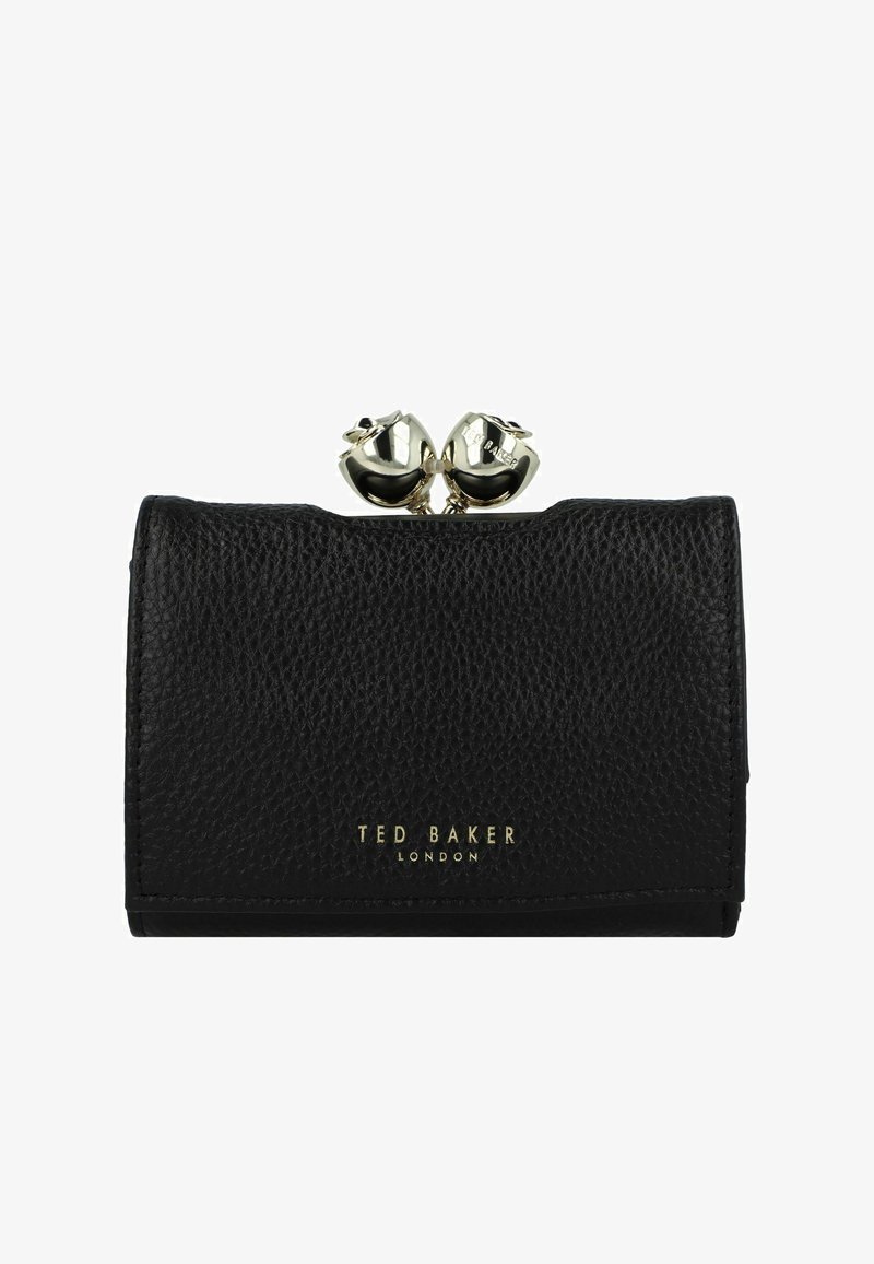 Portefeuille en cuir noir avec une surface texturée, présentant un fermoir distinctif avec deux accents décoratifs métalliques et un logo doré.