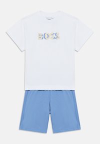 Λευκό βαμβακερό t-shirt με το λογότυπο «BOSS» σε αποχρώσεις διαβάθμισης, συνδυασμένο με ανοιχτό μπλε σορτς από υφή ύφασμα.