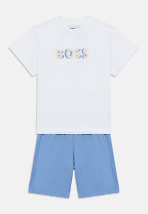 Wit katoenen T-shirt met "BOSS" gedrukt in verloopkleuren, gecombineerd met lichtblauwe shorts van gestructureerde stof.