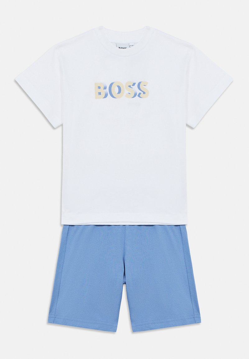 Λευκό βαμβακερό t-shirt με το λογότυπο «BOSS» σε αποχρώσεις διαβάθμισης, συνδυασμένο με ανοιχτό μπλε σορτς από υφή ύφασμα.