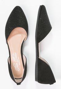 Bailarinas negras de punta con textura mate, adornadas con pedrería en la parte superior y un tacón bajo y sólido negro. Diseño de dos tonos.