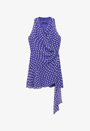 Ærmeløs lilla omslagskjole med hvide prikker, V-udskæring og et sidebånd med en asymmetrisk kant.
