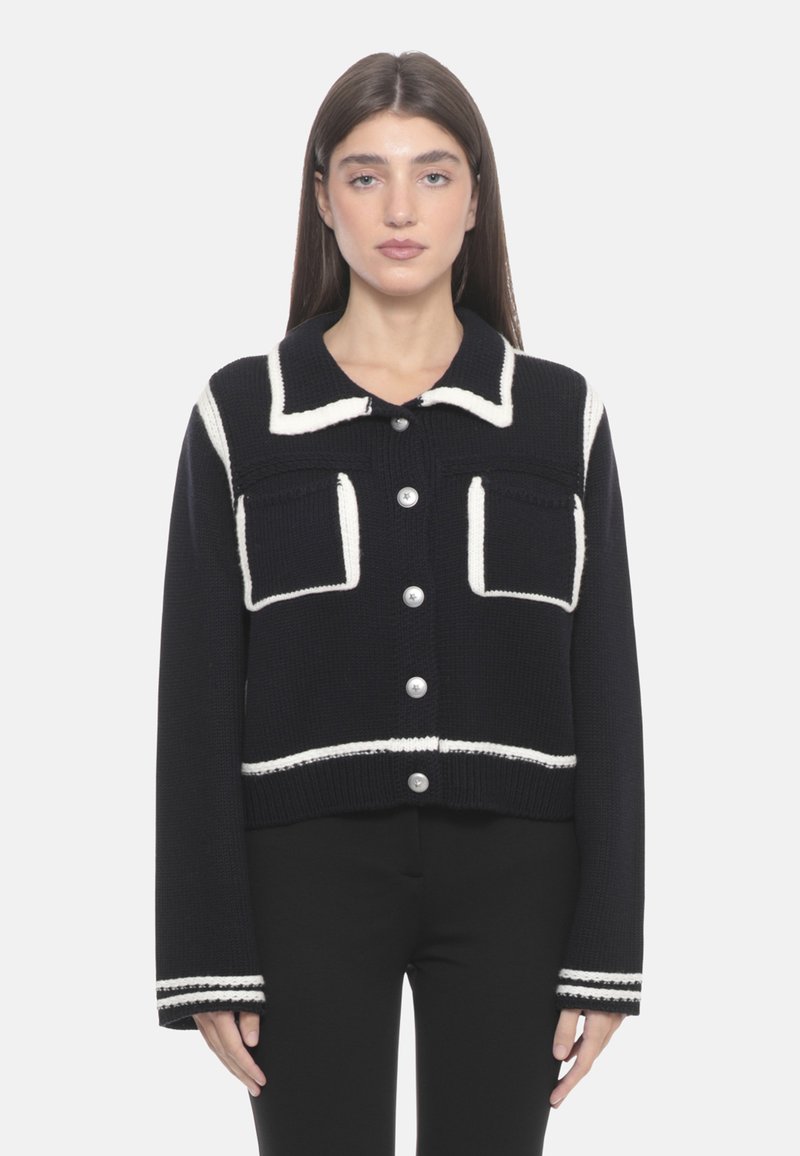 Cardigan corto navy con cuciture bianche a contrasto, grandi tasche frontali e bottoni argentati. Presenta maniche lunghe e tessuto a maglia testurizzato.