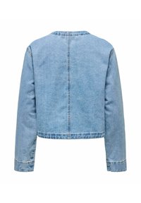 Veste en denim bleu clair courte avec manches longues, col rond et coutures contrastées le long des coutures. Texture lisse, détails minimaux.