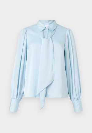 Ανοιχτό μπλε μπλούζα με κορδόνι στο λαιμό, μακριά φουσκωτά μανίκια και κουμπωτές μανσέτες. Λείος υφασμάτινος σχεδιασμός και κομψή γραμμή.