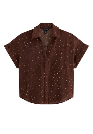 Camisa marrón de manga corta con botones y pequeños lunares blancos, con cuello clásico, presentada plana sobre un fondo blanco.