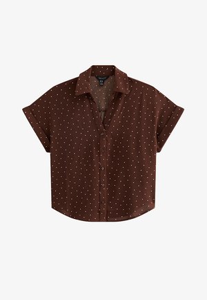 Brązowa koszula z krótkim rękawem zapinana na guziki, ozdobiona małymi białymi kropkami i klasycznym kołnierzem, przedstawiona na płasko na białym tle.