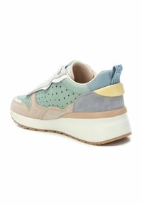 Zapatilla de cordones en verde menta, beige y azul claro; diseño perforado; materiales de ante y cuero; suela intermedia blanca gruesa; suela de goma.