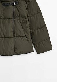 Olijfgroene gewatteerde jas heeft een ritssluiting, een licht verkort ontwerp, horizontale naden en een zijvak voor opbergruimte.