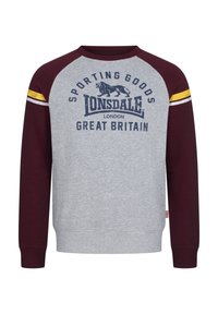 Szürke pulóver bordó raglán ujjakkal. Jellemzi egy oroszlán logó és a "Lonsdale London Sporting Goods Great Britain" felirat sötétkék nyomattal.