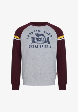 Šedá mikina s vínovými raglánovými rukávy. Obsahuje logo lva a nápis "Lonsdale London Sporting Goods Great Britain" v námořnické modři.