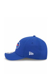 Blaue Baseballkappe aus Stoff mit einem gebogenen Schirm. Verfügt über ein gesticktes Logo auf der Vorderseite und ein kleines Logo, das an der Seite aufgenäht ist.